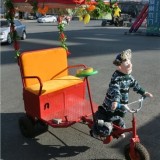 小日本机器人骑三轮车