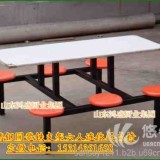 生产驻马店确山县六人连体学校餐桌椅，铁方管圆凳餐桌椅低价生产厂家